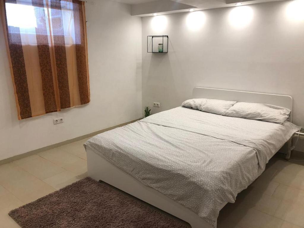 Bescheidene Untergeschoss Wohnung In Guter Lage. Koln Bagian luar foto