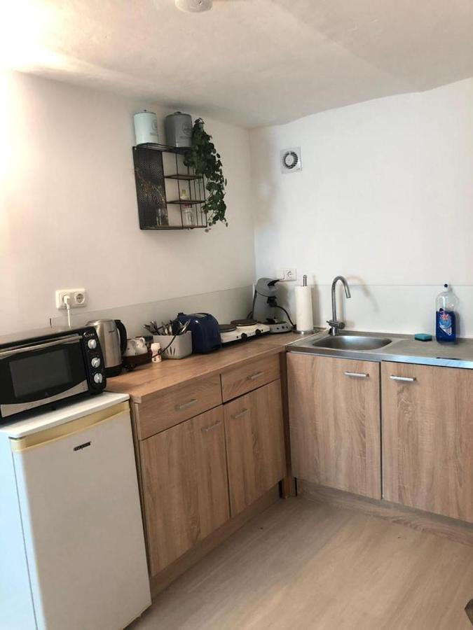 Bescheidene Untergeschoss Wohnung In Guter Lage. Koln Bagian luar foto