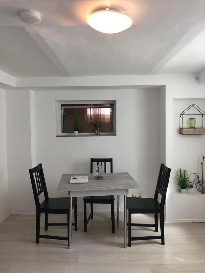 Bescheidene Untergeschoss Wohnung In Guter Lage. Koln Bagian luar foto