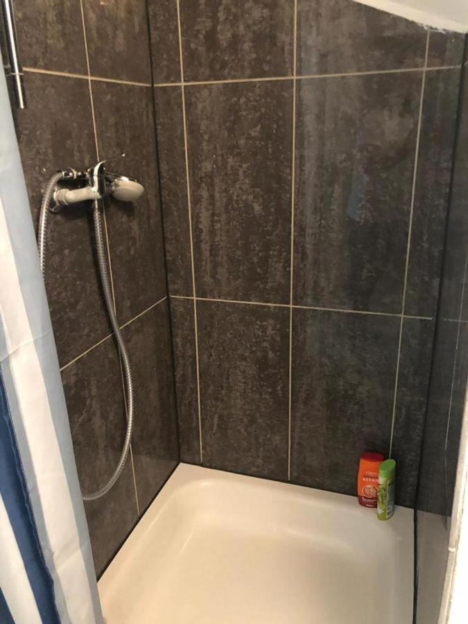 Bescheidene Untergeschoss Wohnung In Guter Lage. Koln Bagian luar foto